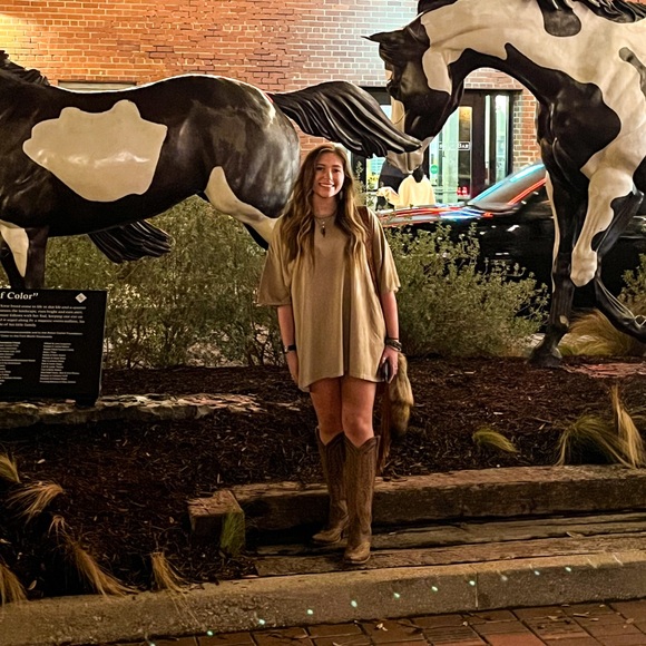 Meet your Posher, Lauren - Picture 1 of 1